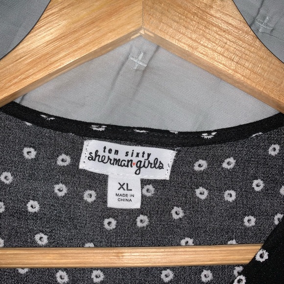 boutique blouse! - Picture 2 of 2